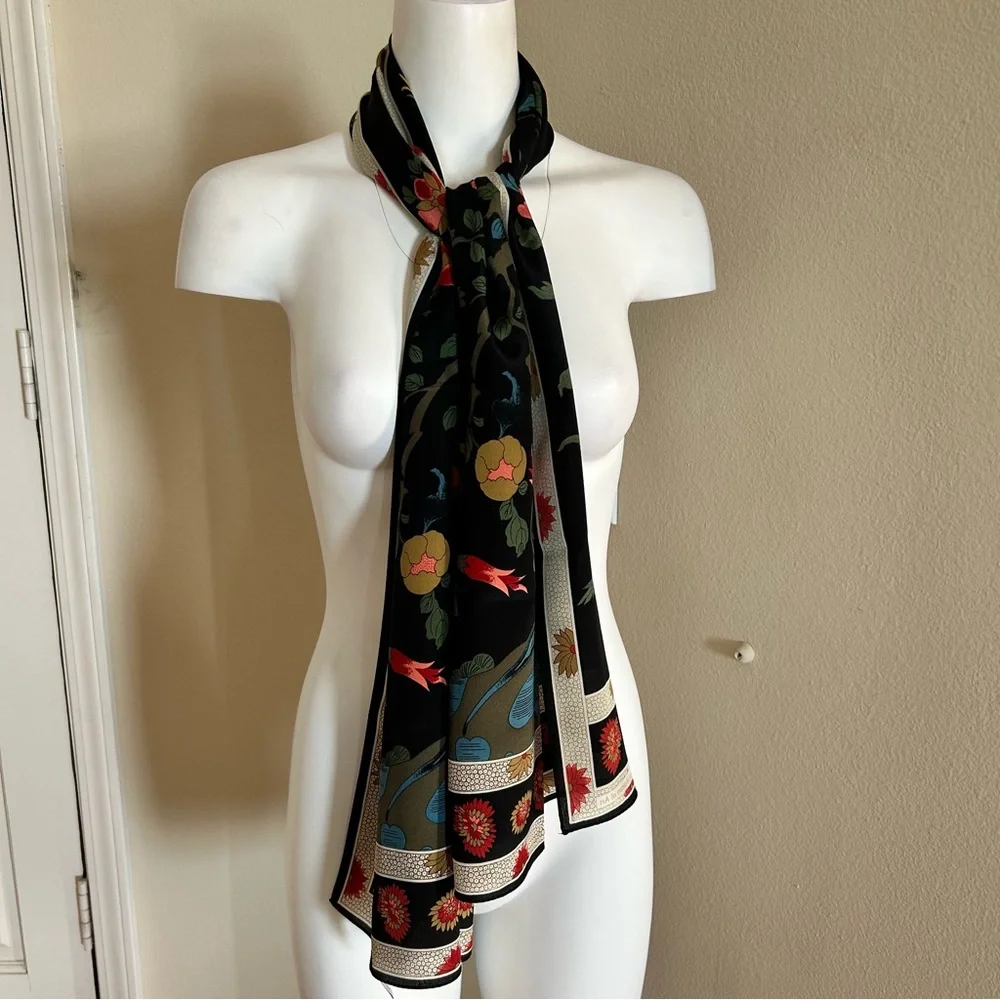 The Metropolitan Museum of Art OS NWOT Oing Scarf Japan Black Multi Floral